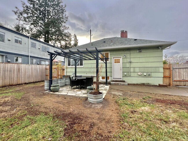 Building Photo - Newly Renovated 3 bed 2 bath With Huge Bac...