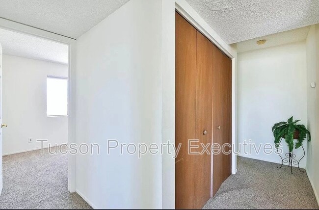 Building Photo - 902 E Elm St