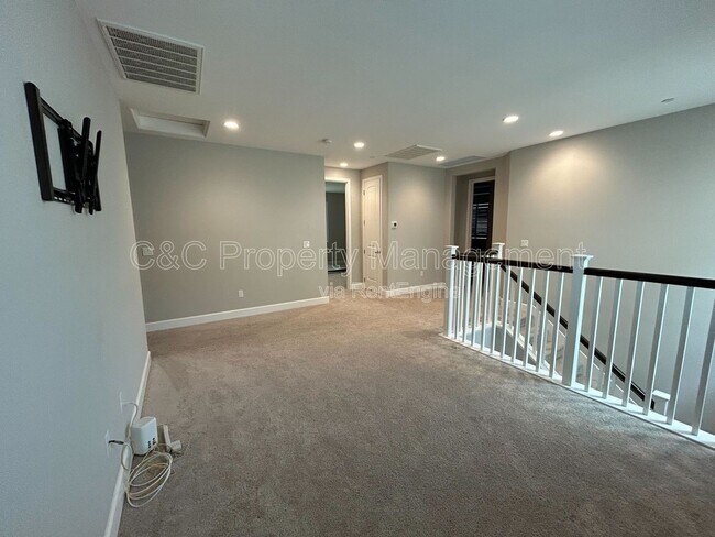 Building Photo - 5243 Comfrey St