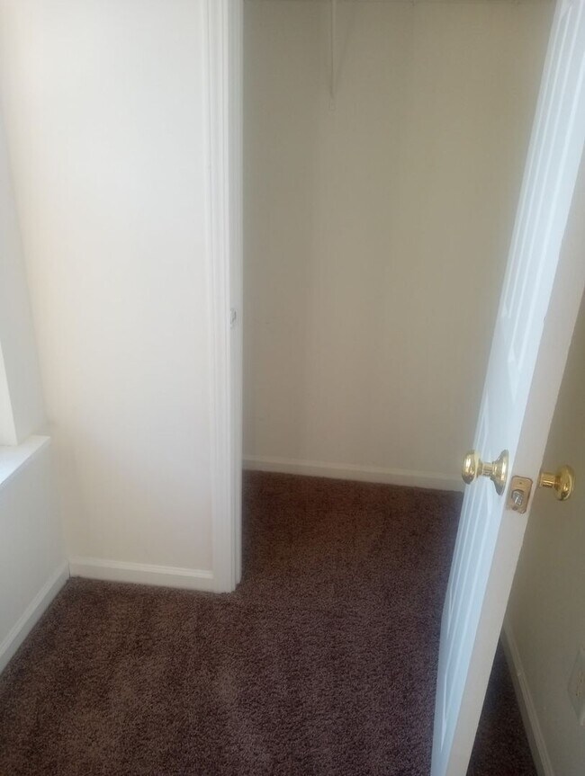 Building Photo - 4 Bedrooms 3.5 Bathrooms FOR RENT