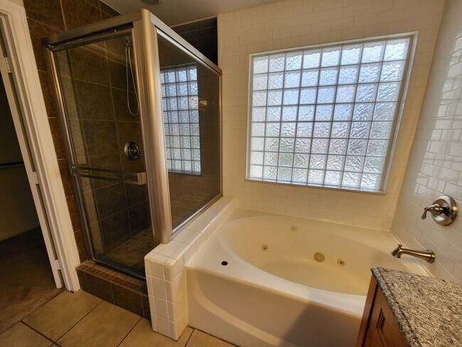 Building Photo - 4 Bedroom House, Private Pool,  Large Pets Welcome