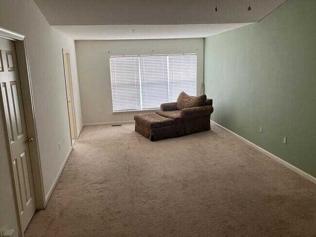 Building Photo - 2550 Emerson Dr