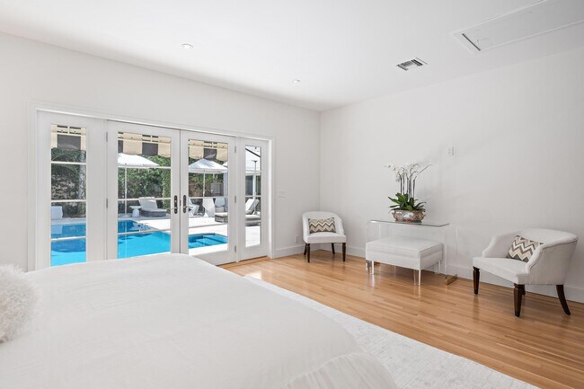 Building Photo - 306 Cordova Rd