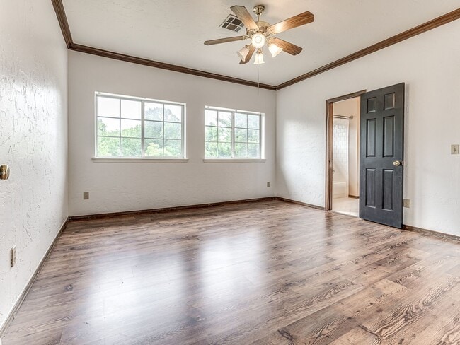 Building Photo - Spacious Home + East Edmond + 4 bedrooms + Fox Lake