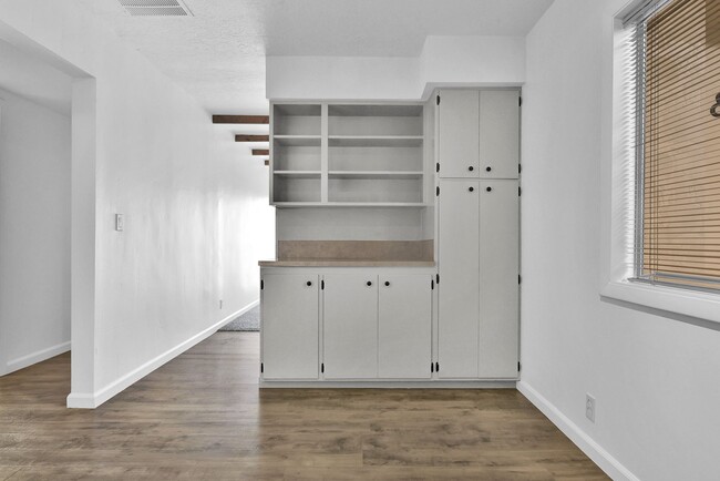 Building Photo - Wonderful newely updated downtown condo