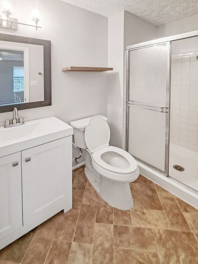 Building Photo - Gorgeous End Unit 2-Level Townhome in Wald...