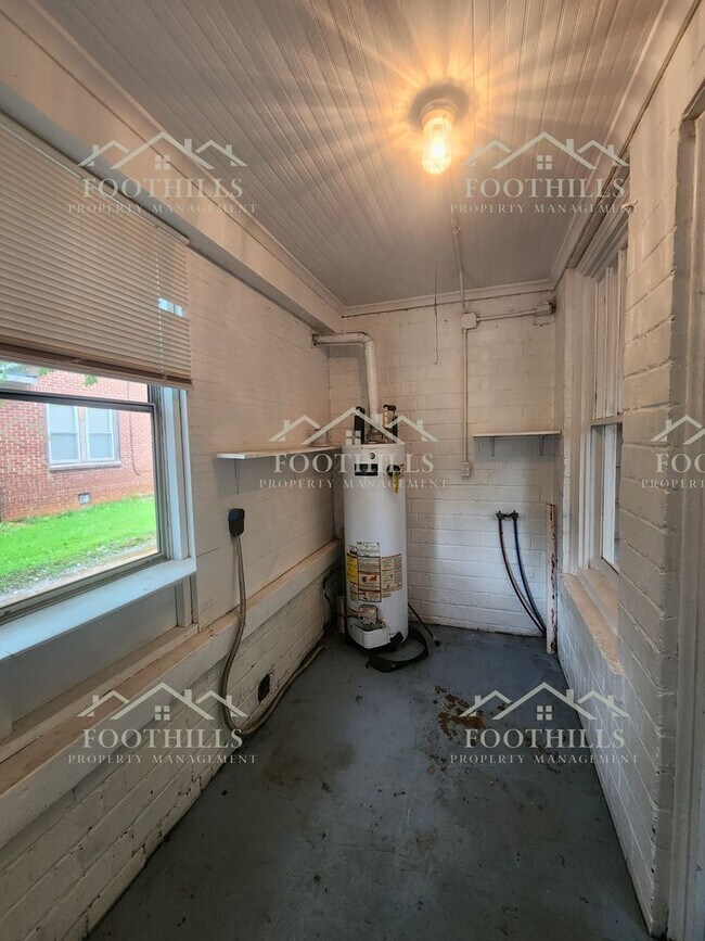 Building Photo - Newly Renovated 3-Bedroom Home Near Downto...