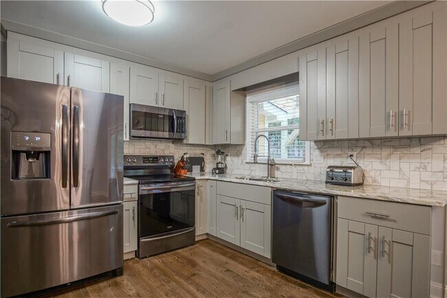 Building Photo - 2640 Casher Dr