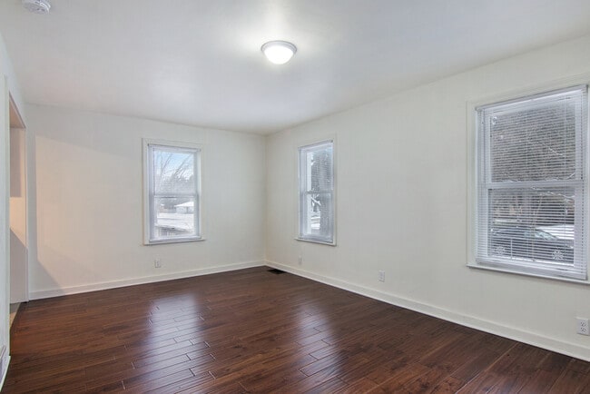 Building Photo - 218 E Milham Ave