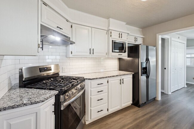 Building Photo - Location, Light & Lifestyle! 3-Bedroom Tulsa Beauty Near TU!