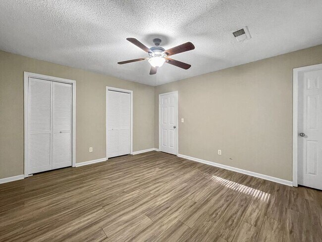 Building Photo - 2135 Valley Oaks Dr SE