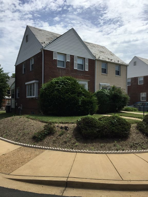 Building Photo - 633 N Nelson St