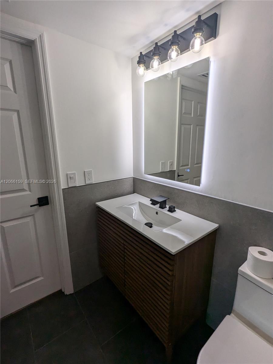 Building Photo - 1155 Brickell Bay Dr