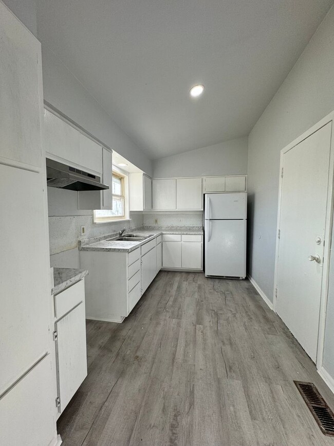 Building Photo - Newly Remodeled 3 Bedroom Home