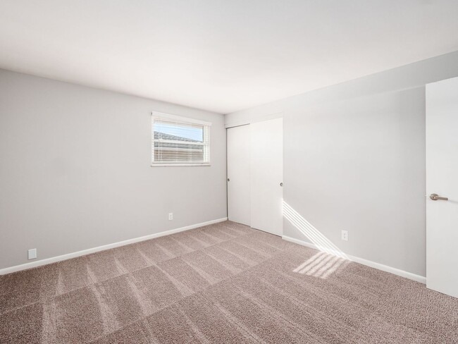 Building Photo - 554 Riverview Dr