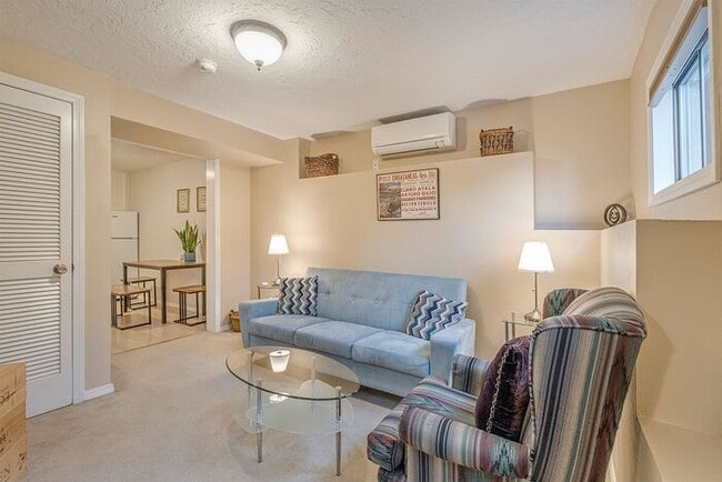 Building Photo - Studio style one bedroom in SW with all Ut...