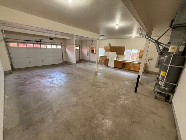 Building Photo - Stunning large 3 bedroom plus bonus rooms ...