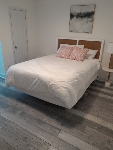 Building Photo - 2301 Willow Creek Ct E