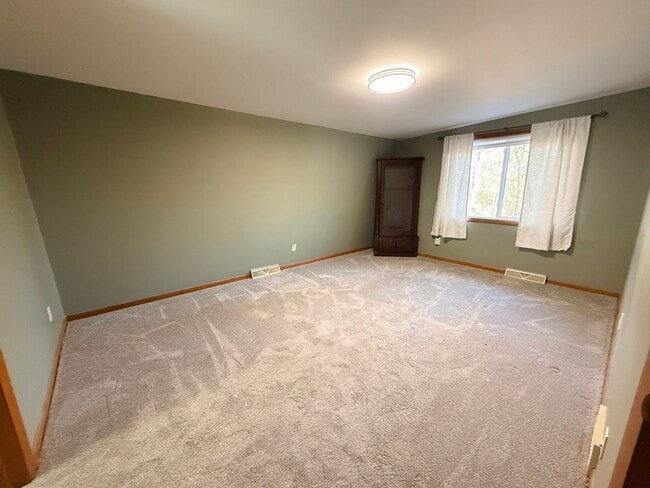 Building Photo - 3 Bed 2.5 Bath Home for Rent, 3.25 Wooded Acres, Oconomowoc Area Schools