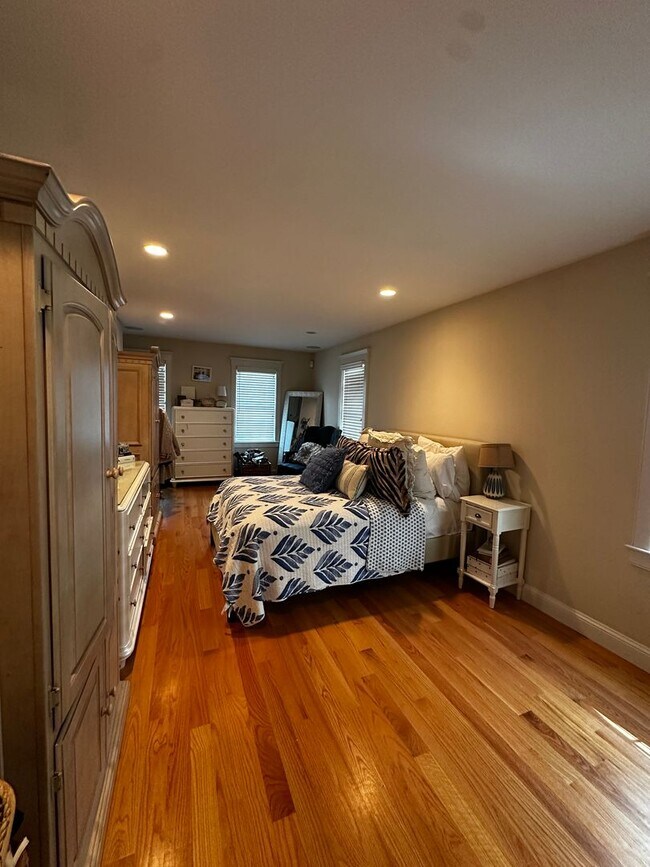 Building Photo - No Brokers Fee! 3 Bed 2.5 Bath Single-Fami...