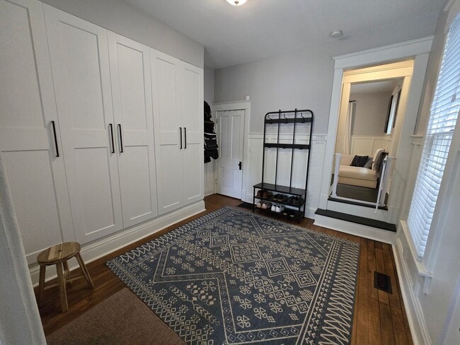 Building Photo - Updated HISTORICAL Downtown Home w/fenced ...