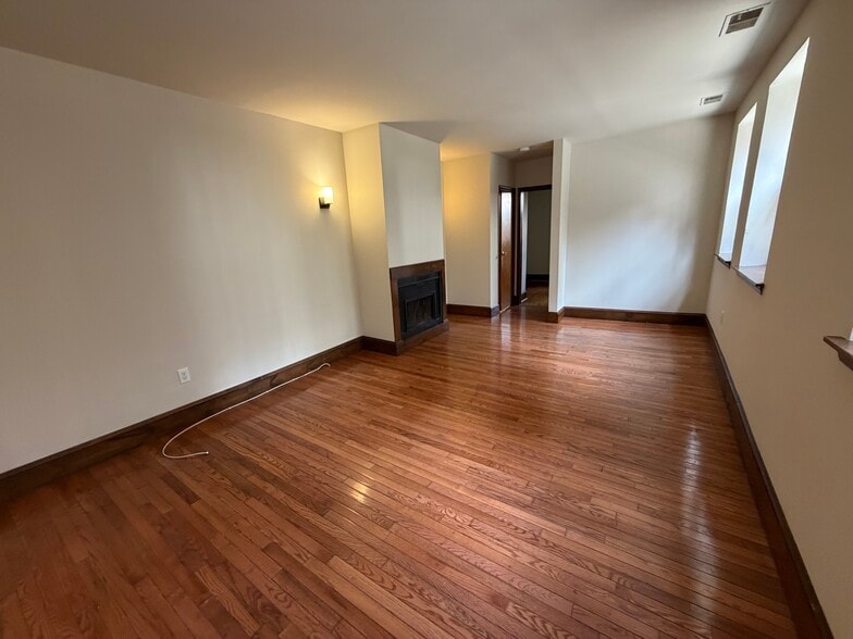 living room - 507 Catharine St