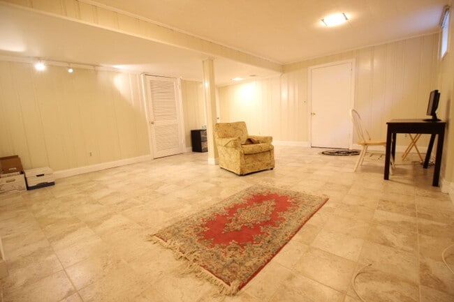 Building Photo - Charming 3 Bed 2.5 Bath Brick Home With Sp...