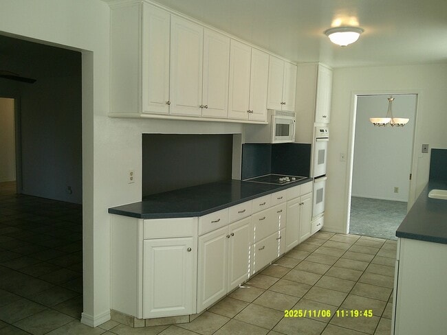 Building Photo - 390 S Almond St