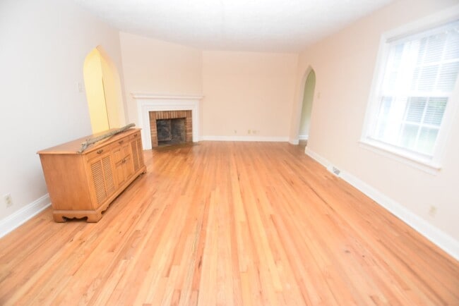 Building Photo - 4 bedroom 2.5 bath South Bend home on larg...