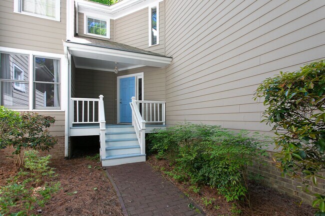 Building Photo - Contemporary 3-Bedroom 2-Bath Townhome in Chapel Hill Close to UNC and Hospital!