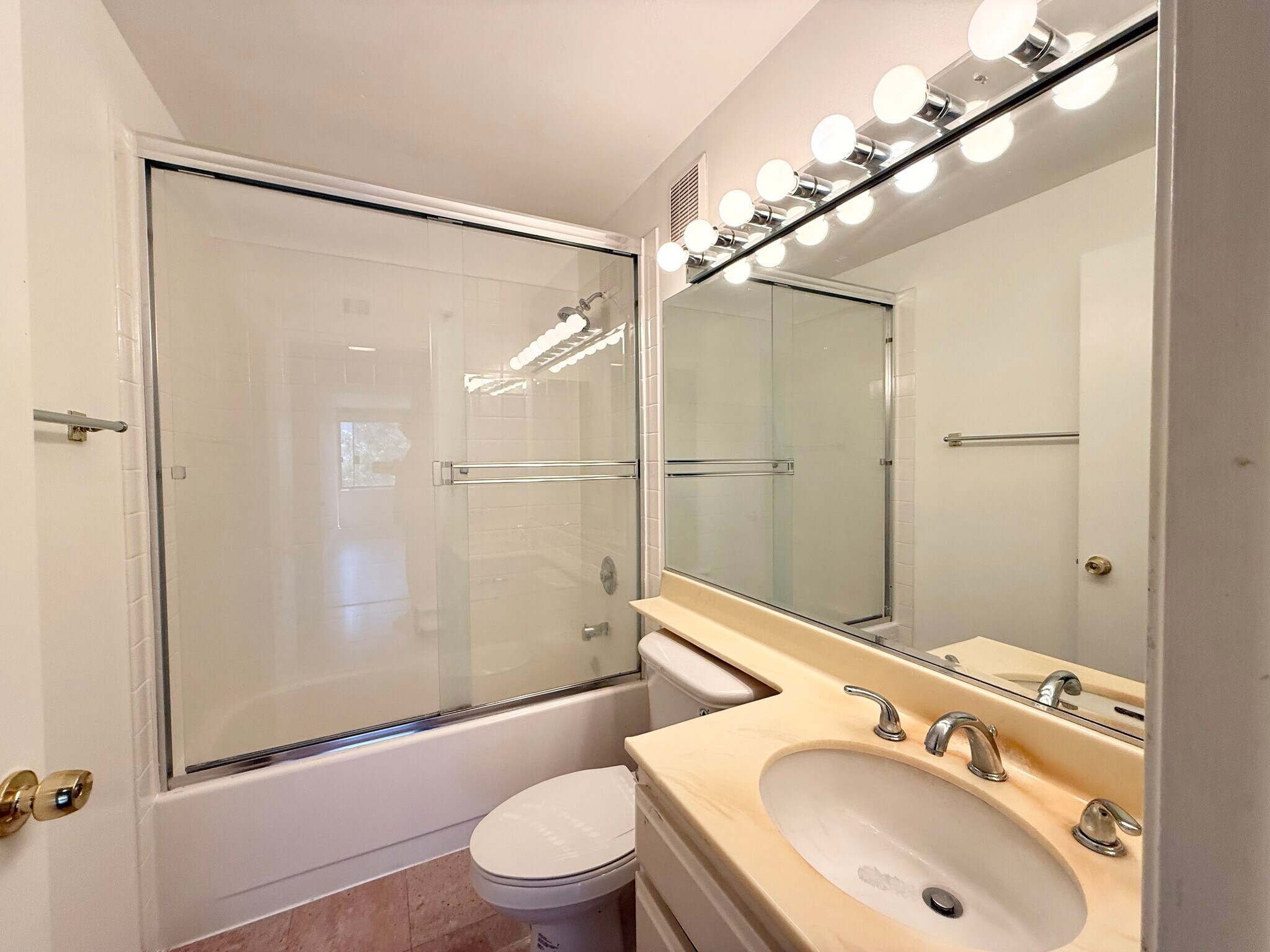 Hall bath - 600 W 9th St