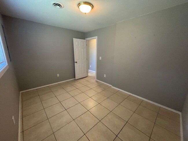 Building Photo - Charming 3-Bed Home in Hayden Lake — Spacious Lot & Attached Garage!