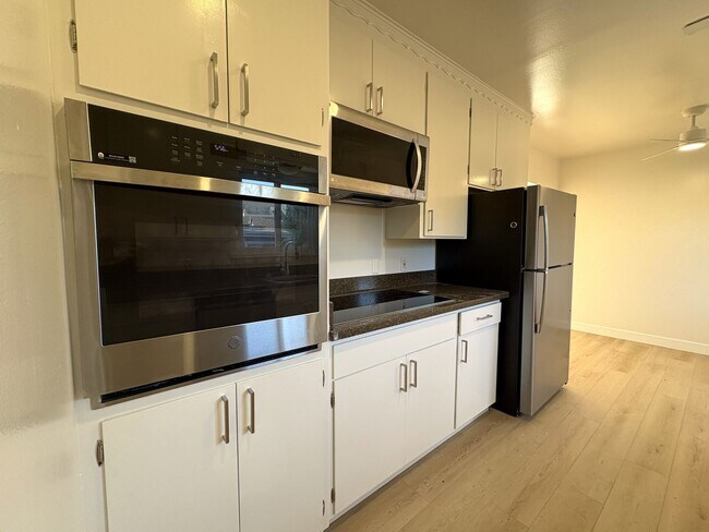 Building Photo - Charming 2 Bedroom, 2 Bathroom Home in Redwood City