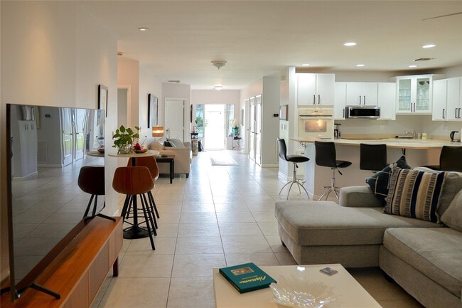 Building Photo - 821 SW 13th Ct