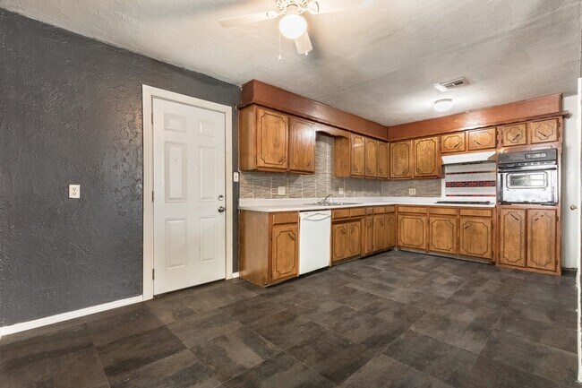 Building Photo - Lovely Home In Southwest OKC!