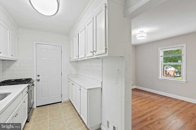 Building Photo - 4816 Woodlawn Dr