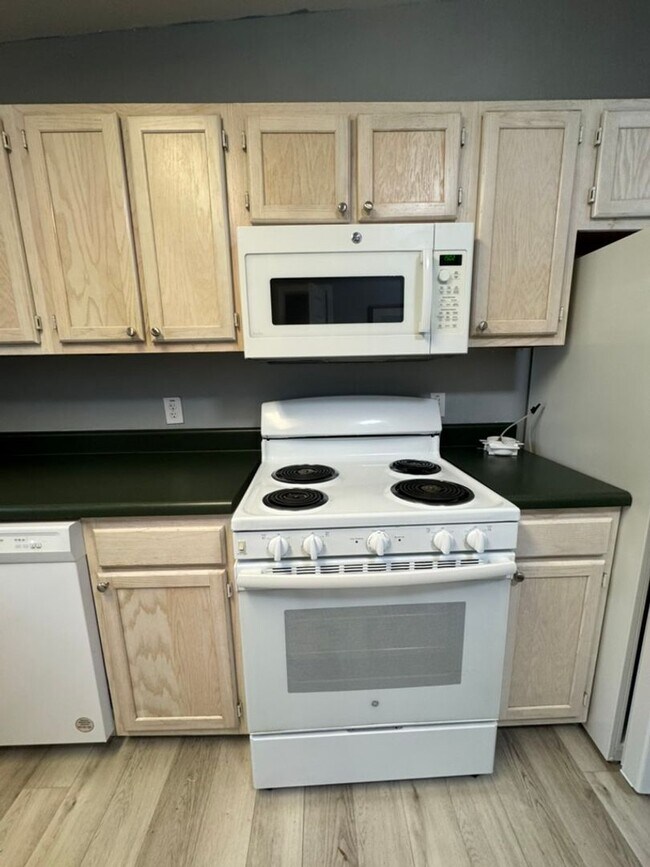 Building Photo - Graham Ave Duplex