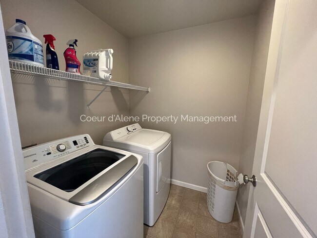 Building Photo - 3 bed, 2.5 bath townhouse in CDA Place!
