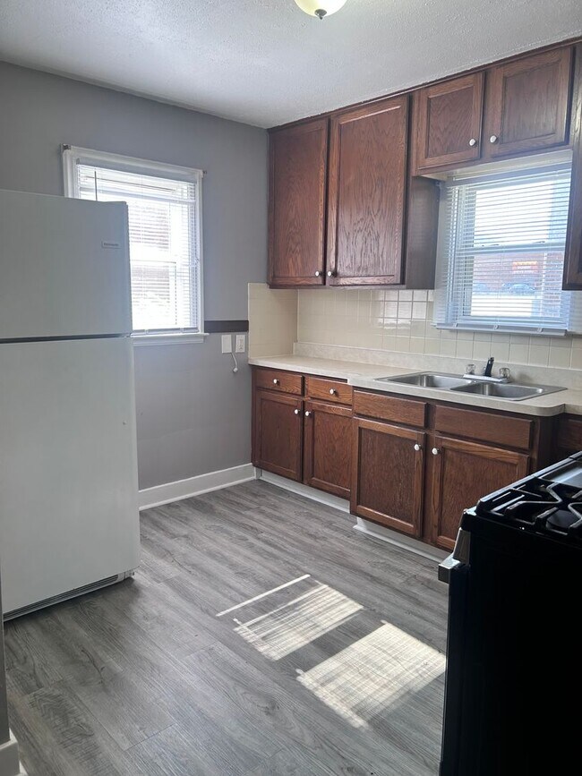 Building Photo - For Rent – 2 Bedroom | 1 Bathroom Aurora, IL 60505