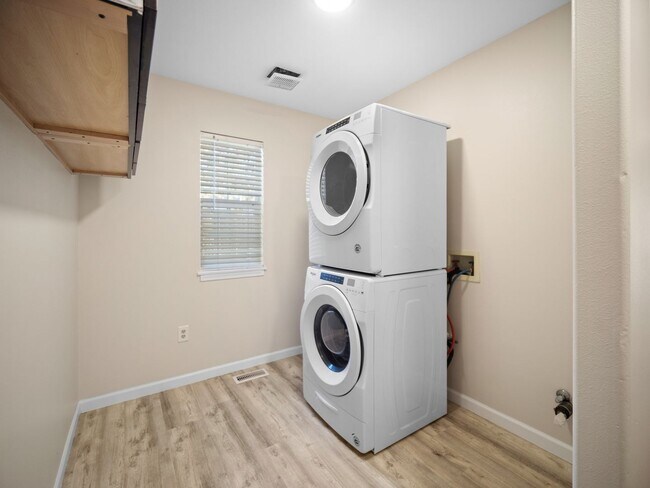 Building Photo - Spacious Home with Fenced Yard & Garage – ...