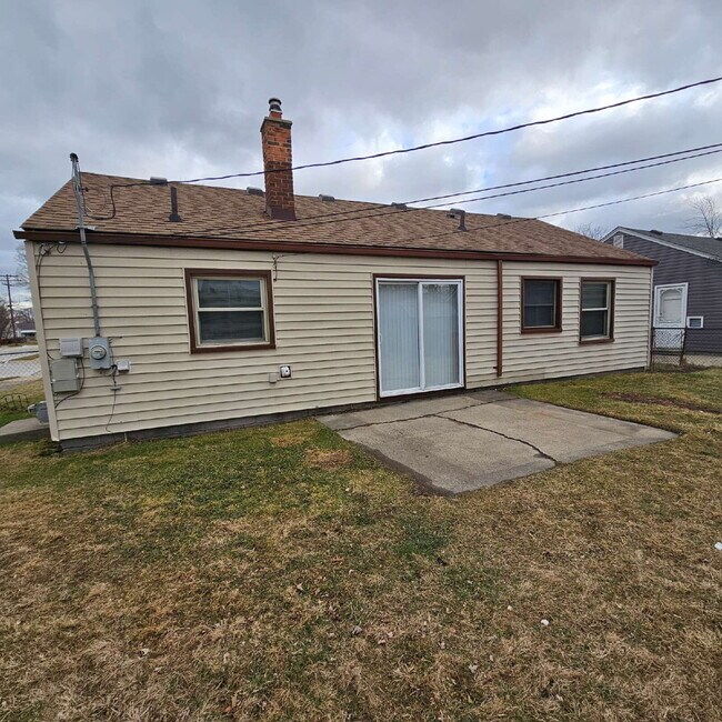 Building Photo - 3 Bedroom Ranch Completely Renovated - New Flooring, Doors and Fixtures, New Bathroom, New Kitche...