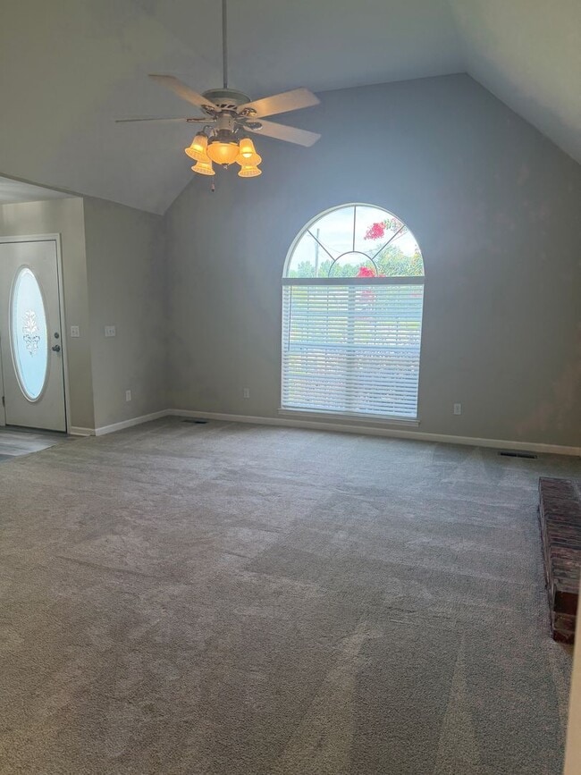Building Photo - 4 bedroom home in Collegedale