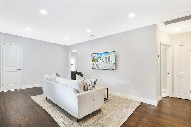 Building Photo - 413 36th St