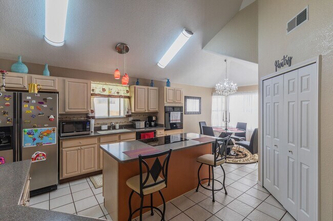 Building Photo - 3 bed 2 bath beautiful home!