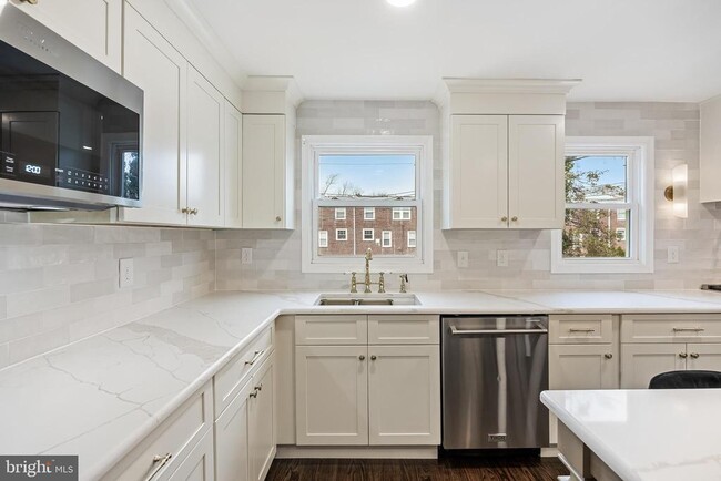 Building Photo - 113 W Albertson Ave