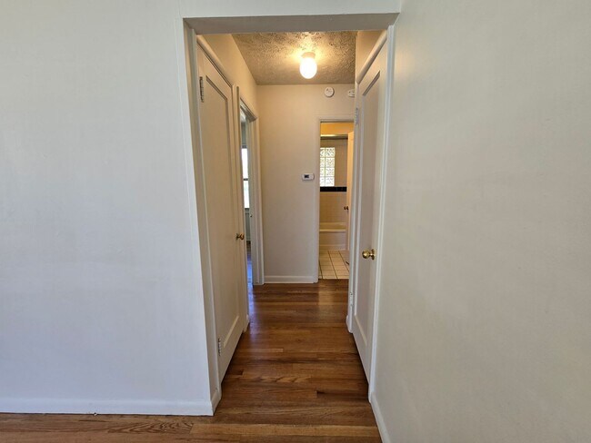 Building Photo - Beautiful North Side Home! Available Now!