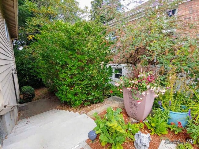 Building Photo - Adorable Maple Leaf ADU with Private Entra...