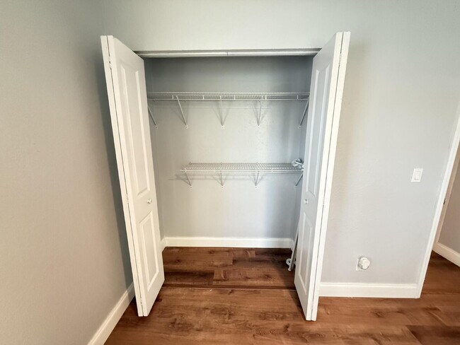 Building Photo - Freshly Renovated 2/1 Duplex in Tampa with...