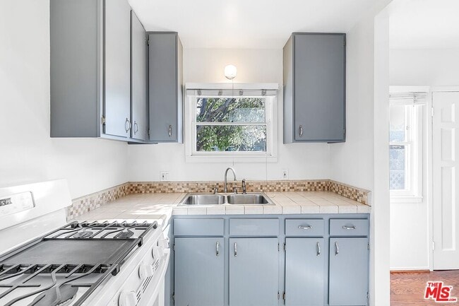 Building Photo - 608 7th Ave