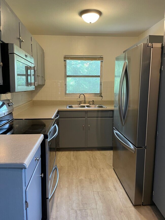 Building Photo - Fall Into Comfort! Spacious 3BR/2BA Upstai...